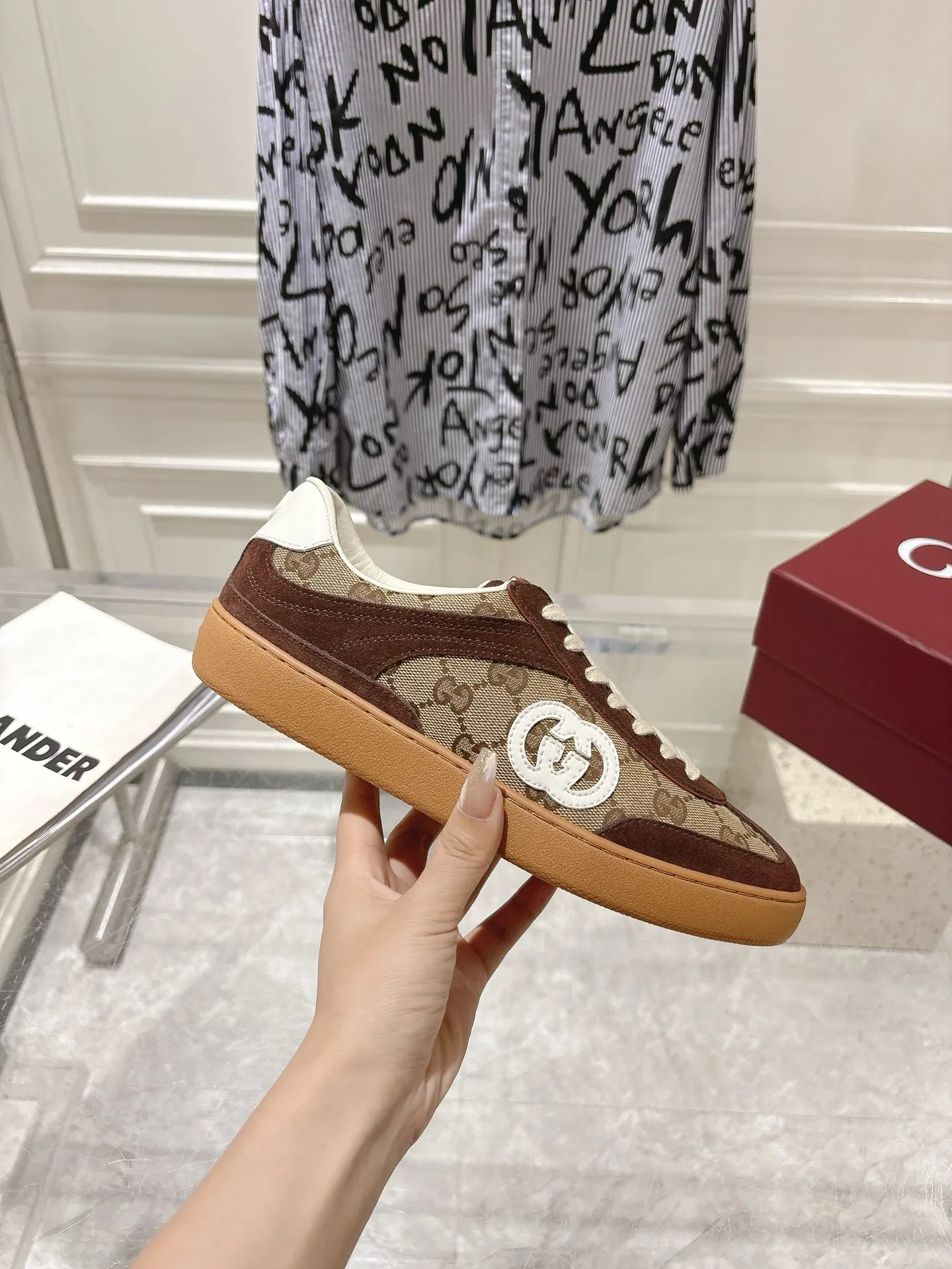 👟👟Ex-factory price 540👟👟Men's size +10 New upgraded version🔥Gucci 2024 new white shoes casual shoes hot recommendation, original TPU soles, original fabrics, original sheepskin lining sheepskin feet🔥Original cover craftsmanship is reproduced one to one! The pursuit of ultimate comfort! 🔥🔥 [Love] Fabric: Imported cow suede + mesh [Love] Packing: Counter-matched red shoe box ➕ Aviation airplane box [Love] Code number: 35-45